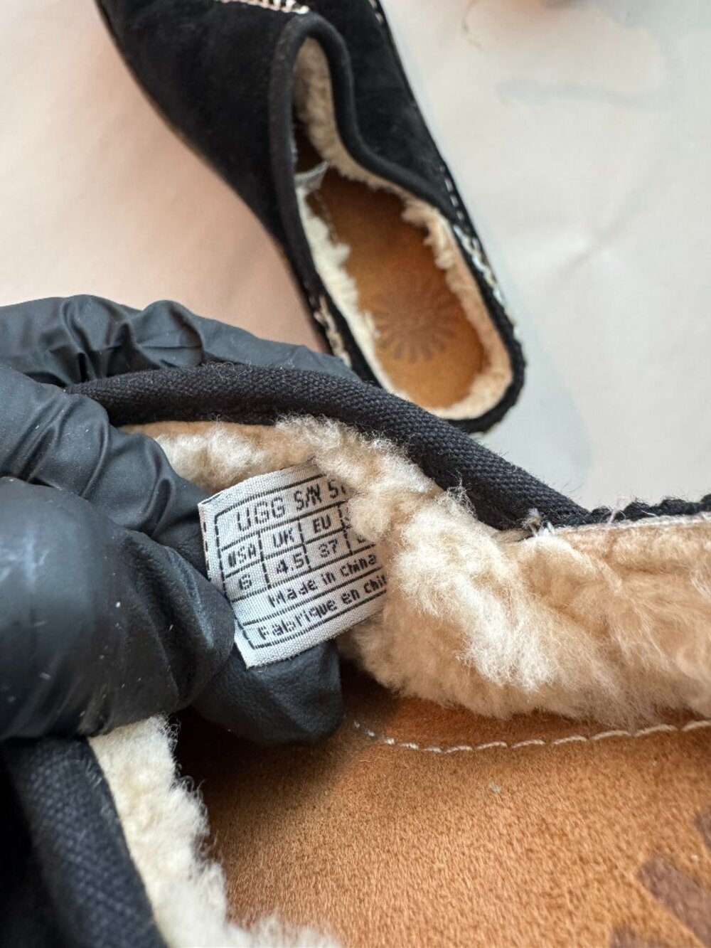 UGG Australia Slippers Women's Size 6 Black F8007D Leather & Genuine Sheepskin - Picture 12 of 13